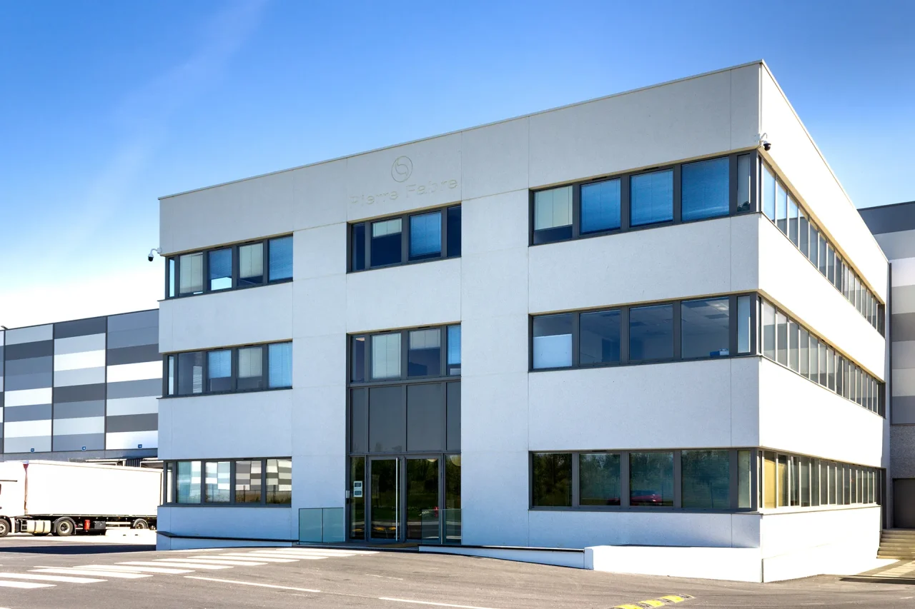 Bureaux plateforme logistique Muret Toulouse avec entrée principale et bâtiment administratif