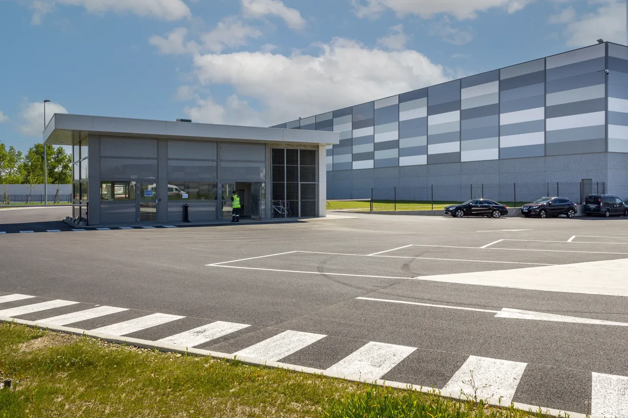 Entrée sécurisée plateforme logistique Muret avec poste de garde et accès poids lourds
