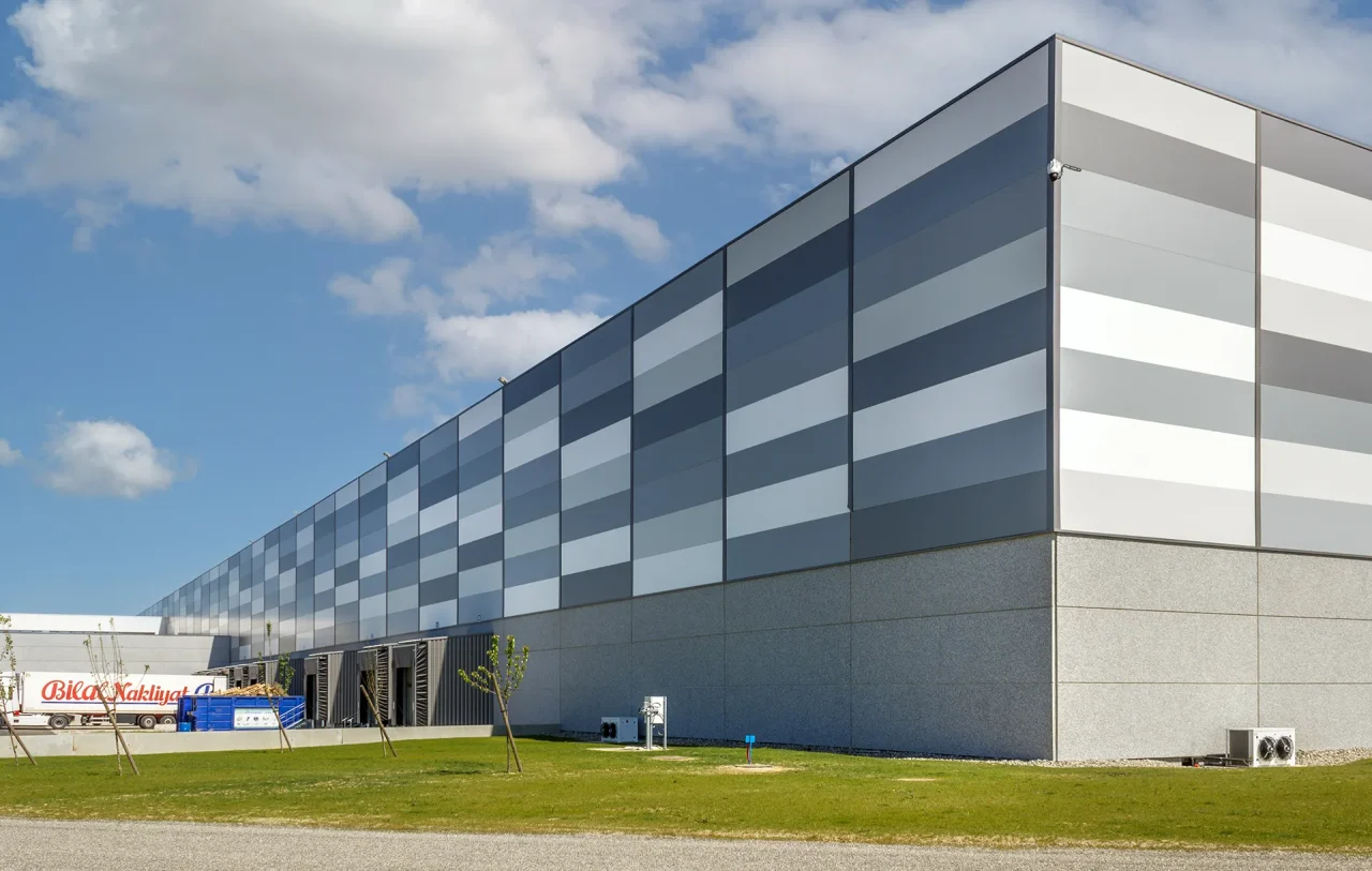 Façade latérale plateforme logistique Muret avec quais de chargement et bâtiment grande longueur