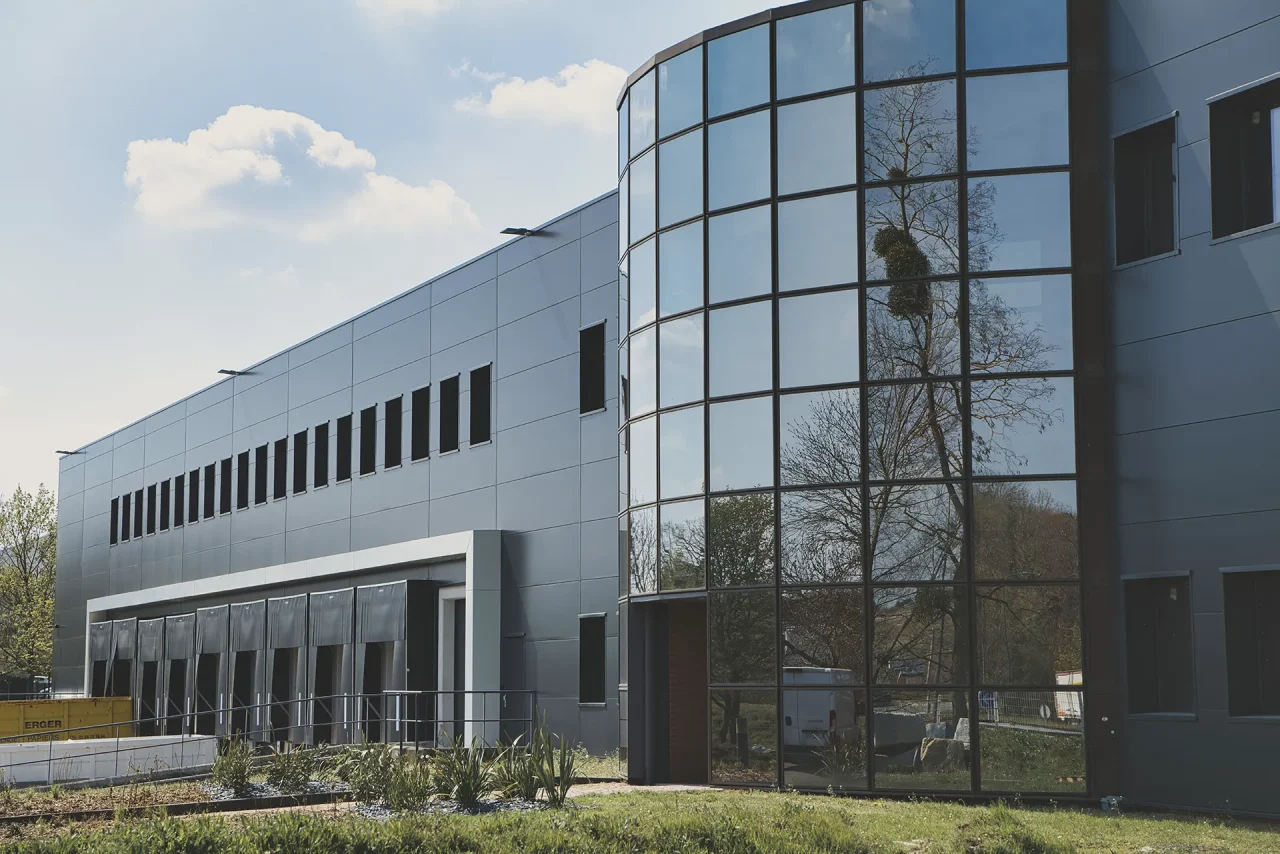 Façade plateforme logistique Saint-Ouen-l’Aumône avec bureaux vitrés et quais de chargement