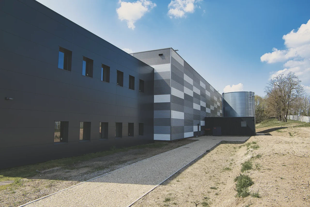 Façade technique plateforme logistique Saint-Ouen-l’Aumône avec équipements extérieurs et bardage métallique