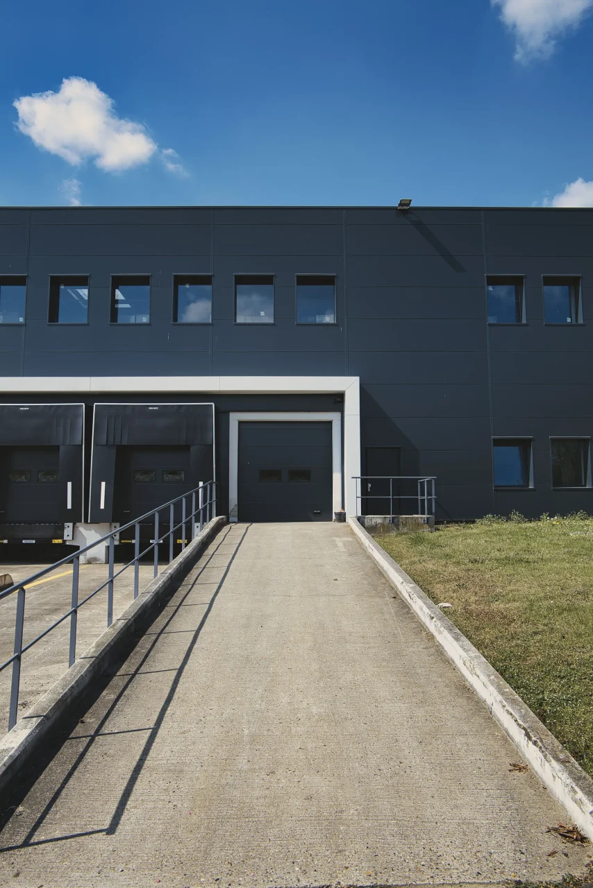 Rampe accès quais plateforme logistique Saint-Ouen-l’Aumône avec portes de chargement et niveleurs
