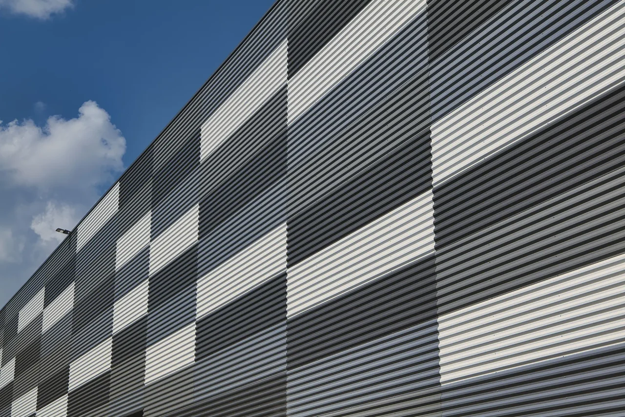Détail bardage façade plateforme logistique Saint-Ouen-l’Aumône avec motif graphique métallique