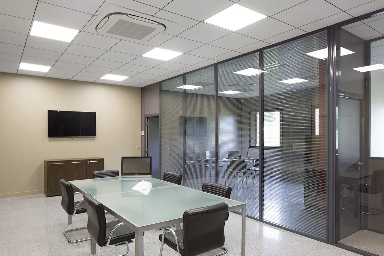 Salle de réunion bureaux plateforme logistique Saint-Ouen-l’Aumône avec cloisons vitrées et mobilier