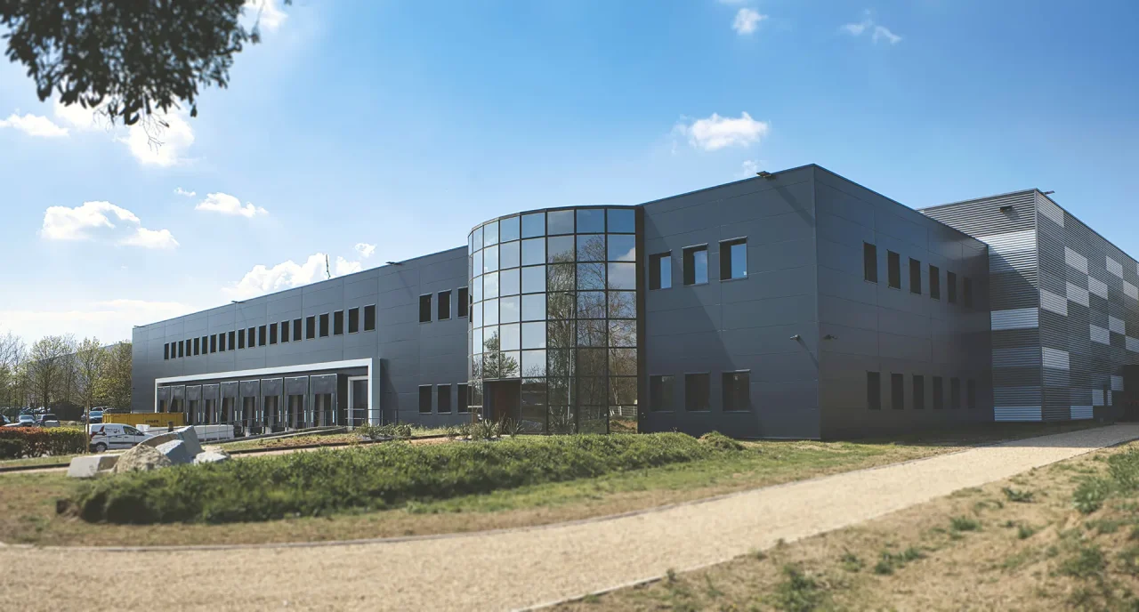 Façade plateforme logistique Saint-Ouen-l’Aumône avec entrée vitrée et quais de chargement
