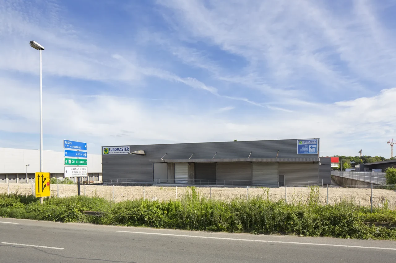 batiment activite euromaster facade logistique parc activites blanc mesnil acces routier a3 environnement industriel