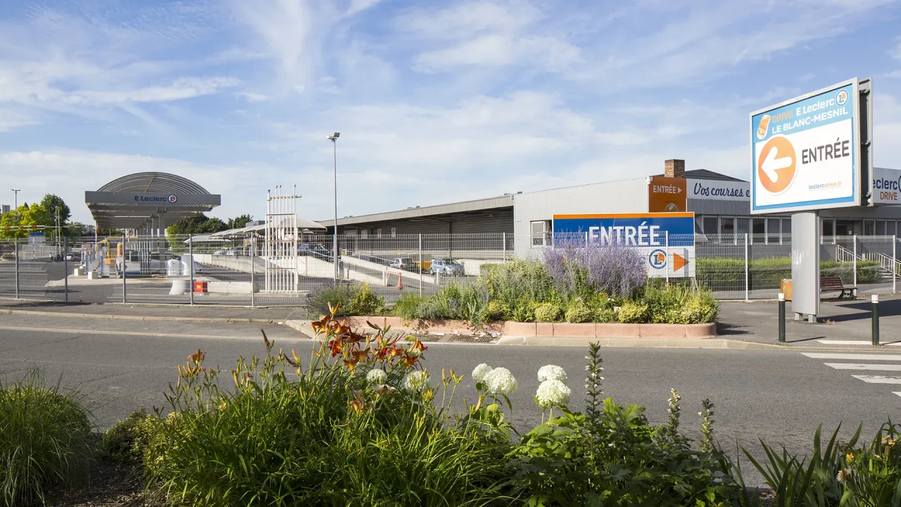 entree leclerc drive blanc mesnil parc activites acces clients signaletique commerciale zone logistique urbaine