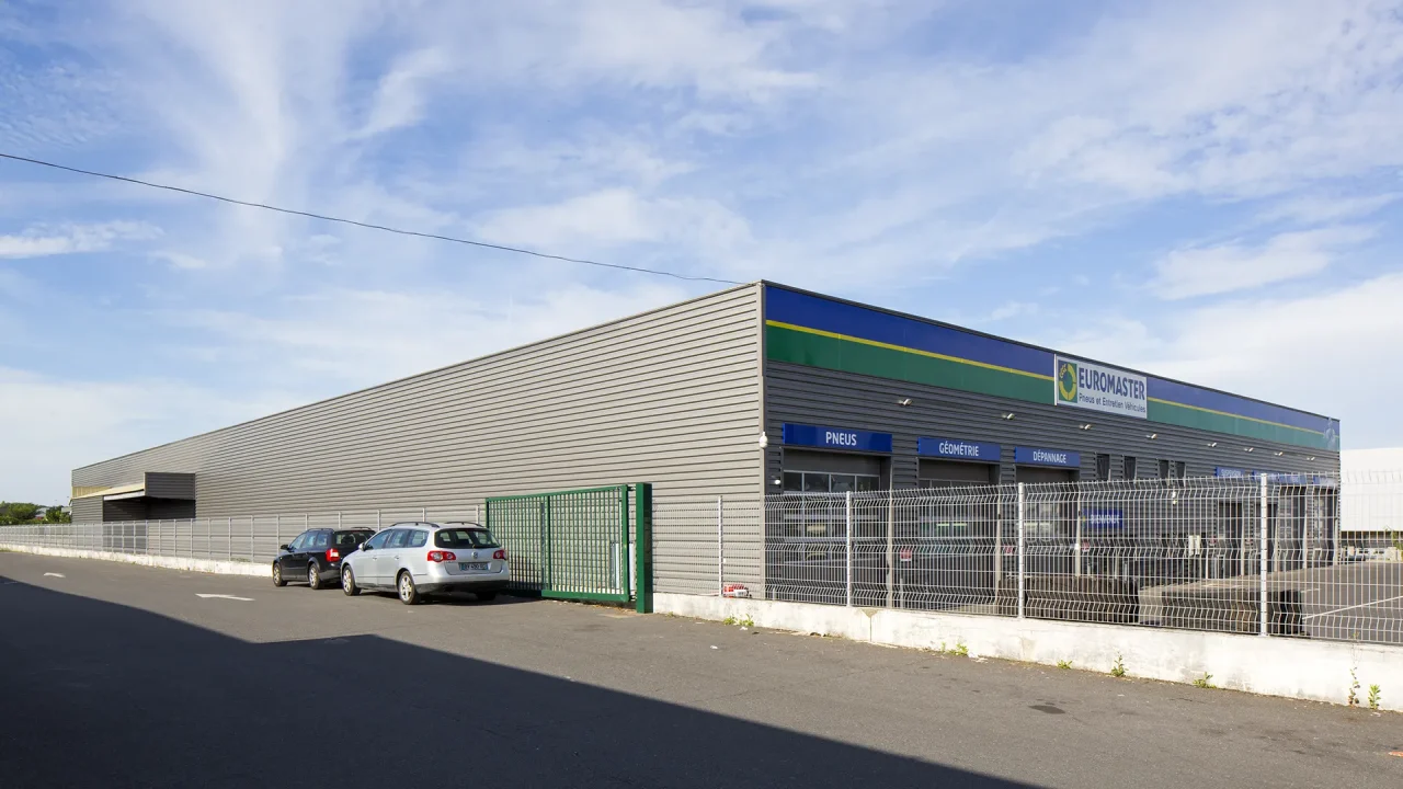 entrepot activite euromaster blanc mesnil facade laterale batiment industriel parc activites
