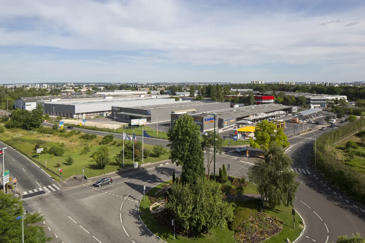 carrefour routier parc activites blanc mesnil vue large acces a1 a3 a86 flux circulation zone economique
