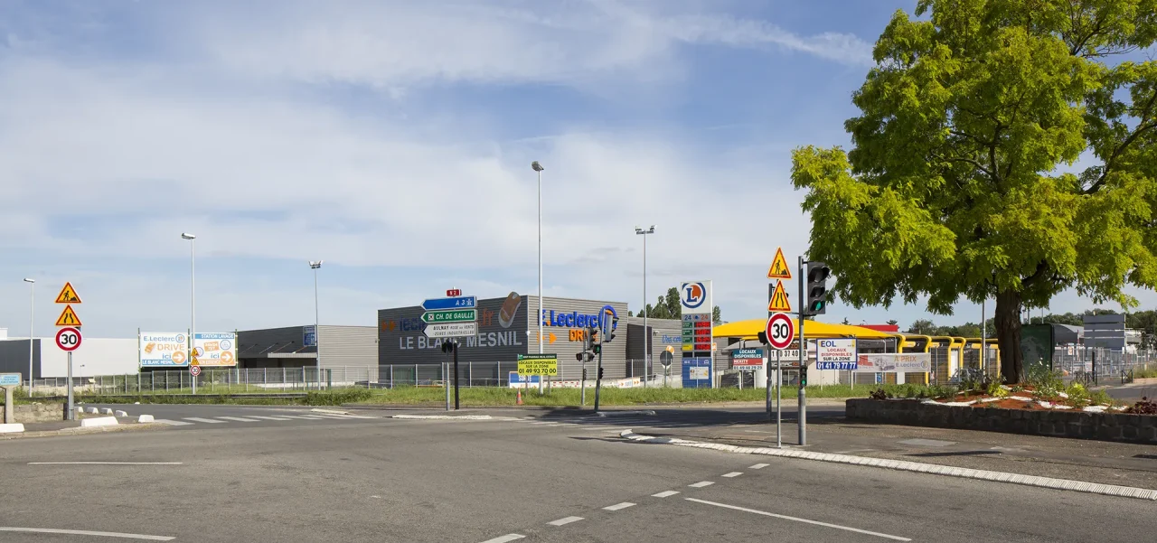 acces parc activites blanc mesnil entree site signaletique leclerc drive flux vehicules zone commerciale