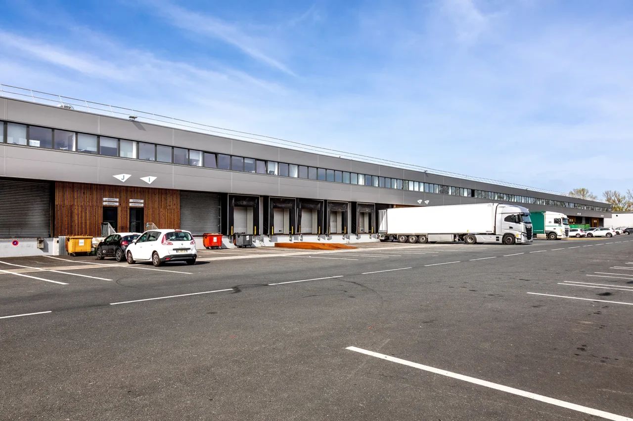 Vectura Park Bruges parc logistique restructuré avec quais de chargement poids lourds