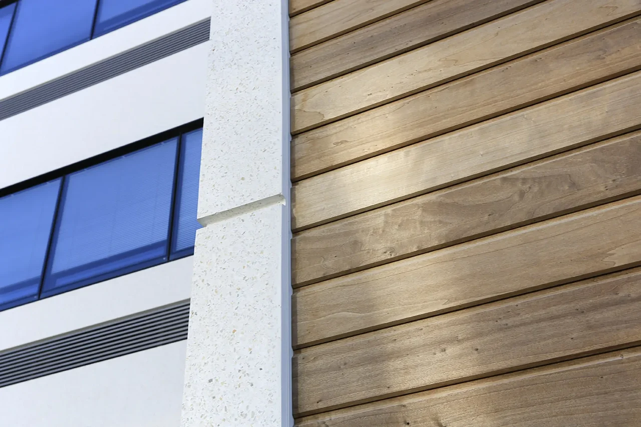detail architectural facade bois et menuiseries aluminium