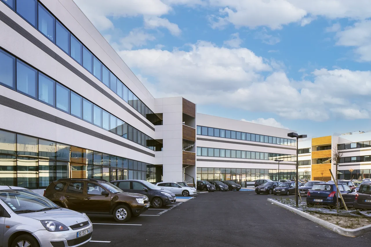 cour interieure bureaux vectura park cergy facades vitrées parking voitures environnement tertiaire