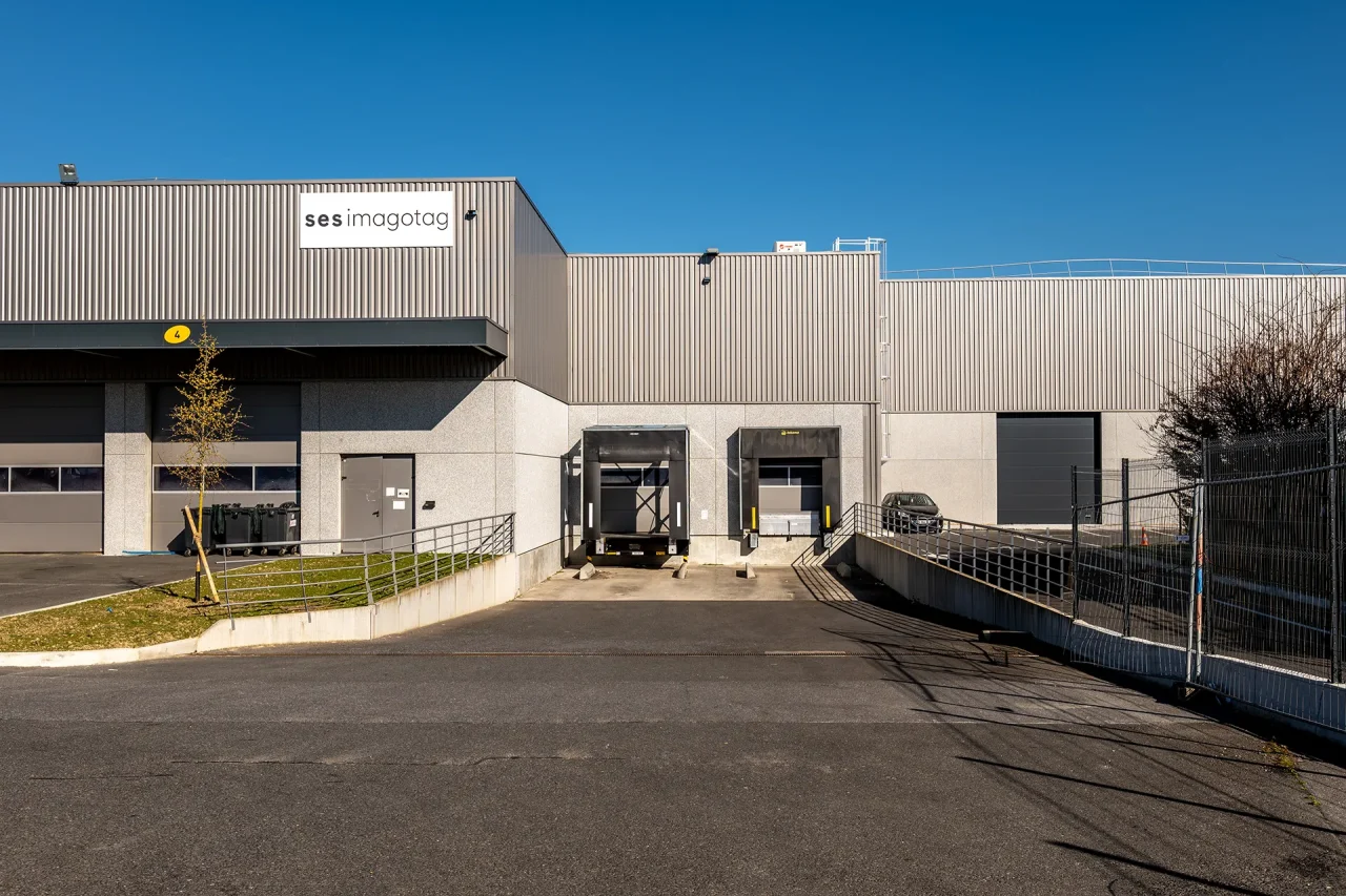 quais de chargement batiment activites cergy horloge docks logistiques acces poids lourds et rampe livraison