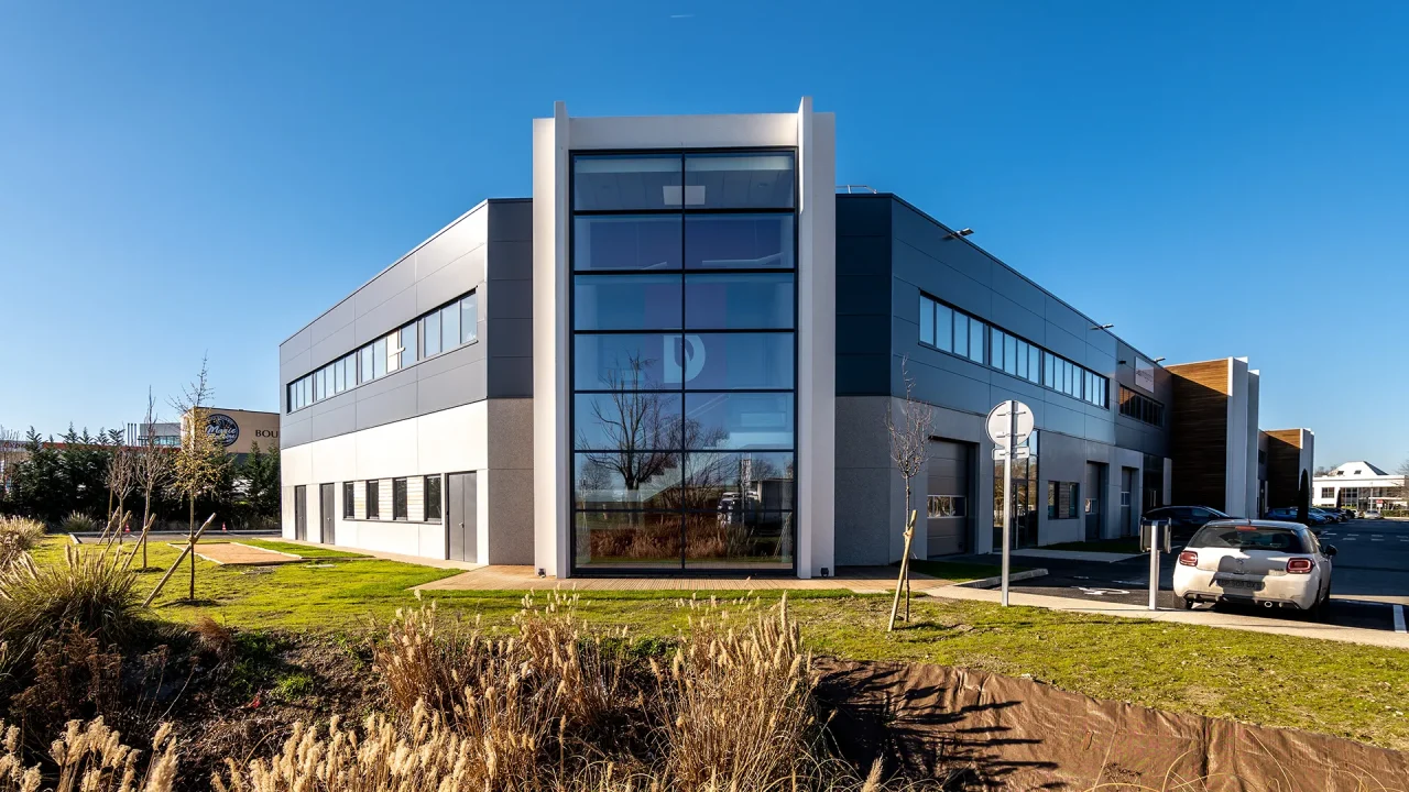 immeuble activites cergy horloge facade vitree angle batiment integration paysagere espaces verts