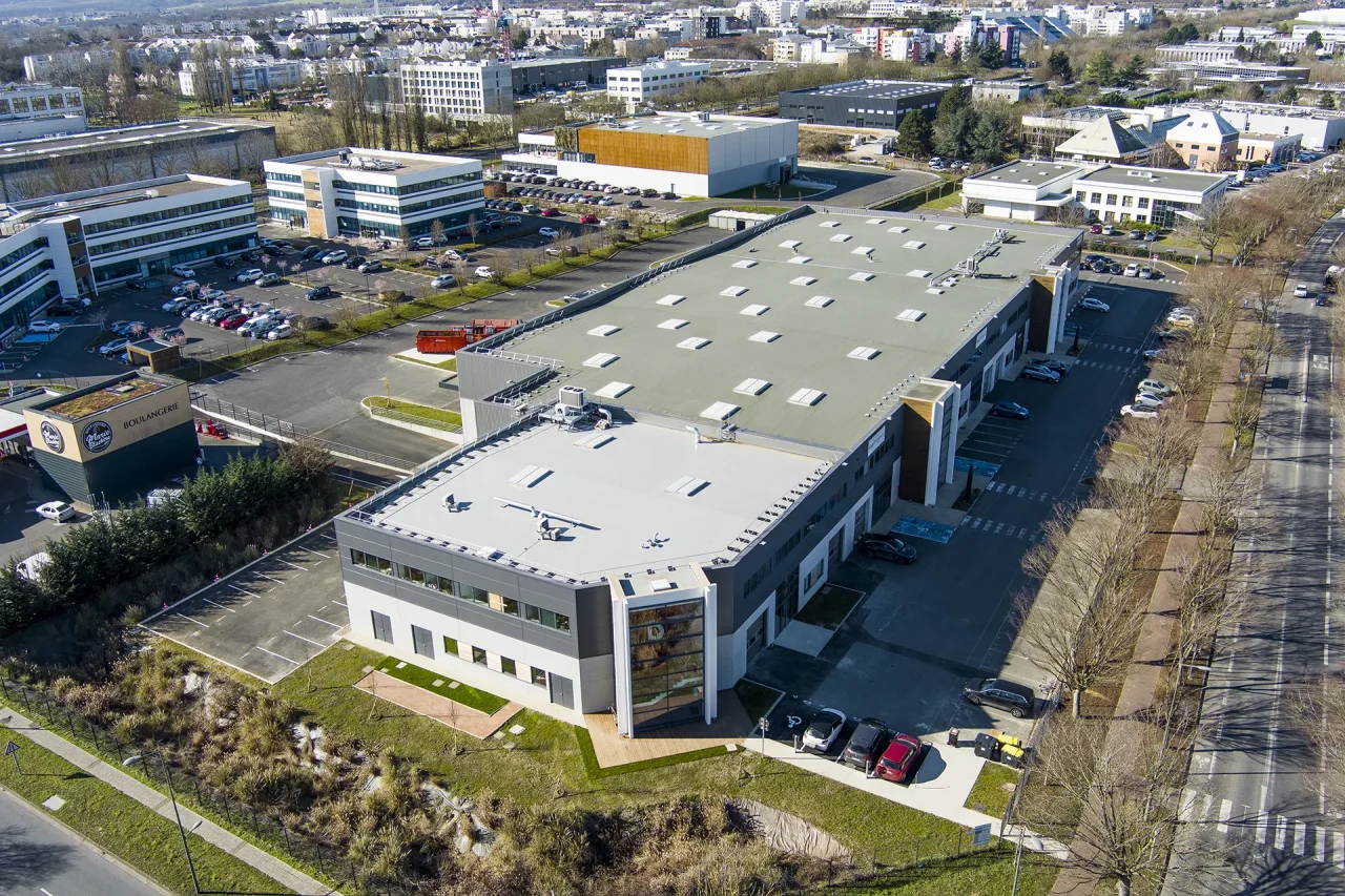 vue aerienne parc activites cergy horloge batiment multilocataire environnement urbain et acces routiers