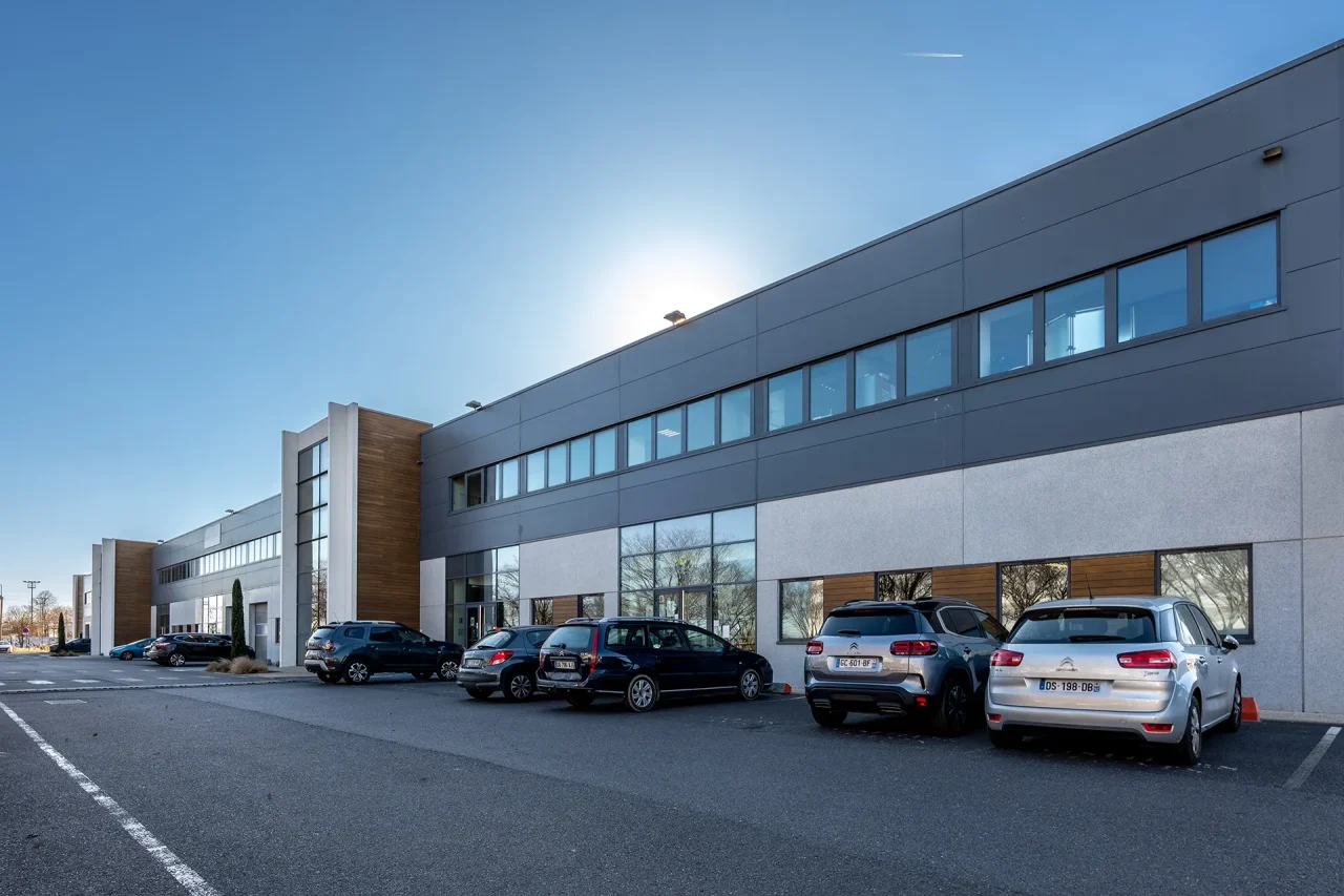 batiment activites cergy horloge facade moderne locataire parc vectura park stationnement entreprises