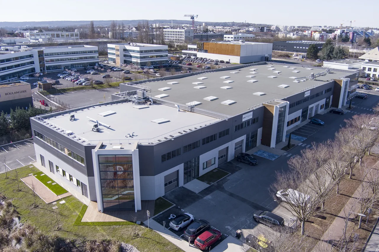 vue aerienne parc activites cergy horloge ensemble immobilier multilocataire implantation urbaine et parkings