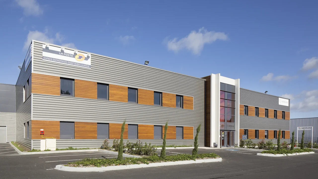 facade batiment activites bois et metal architecture contemporaine