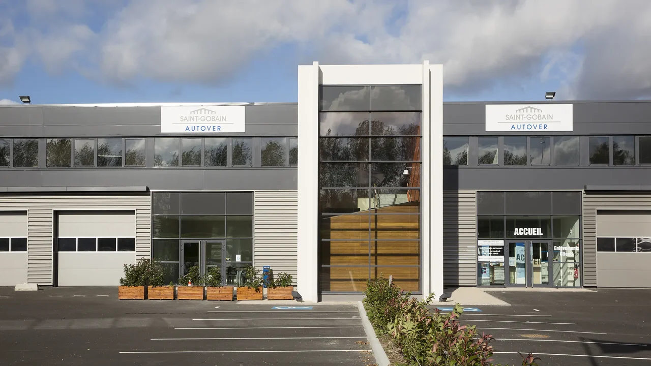 detail facade vitree entree bureaux parc activites