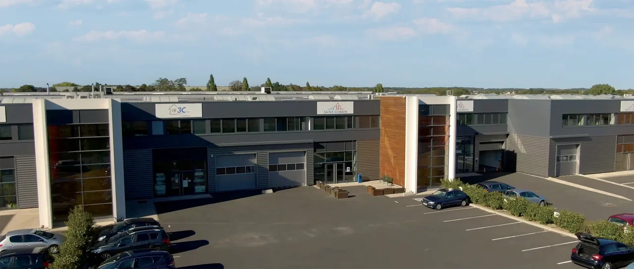batiments activites multilocataires saint ouen laumone cellules entreprises facade bois metal acces locaux