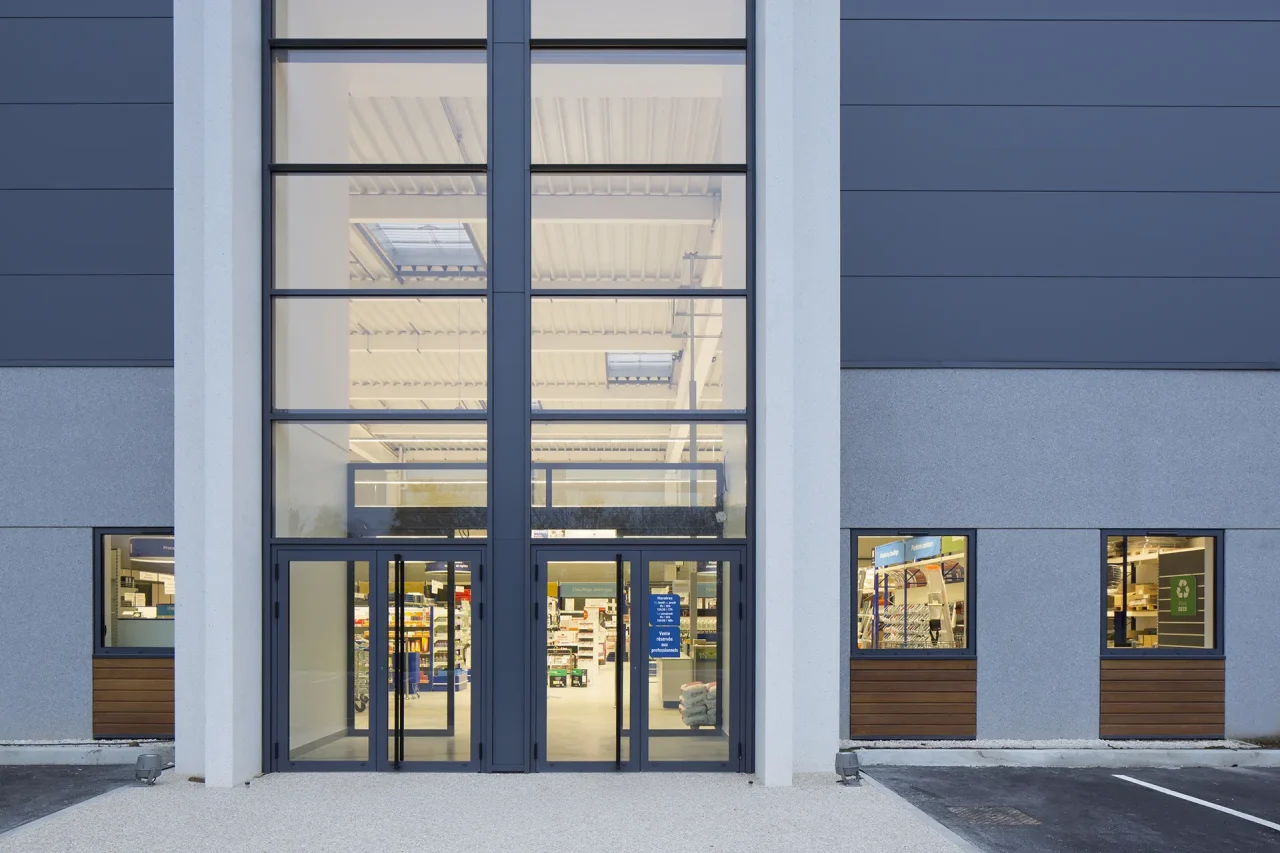 Entrée vitrée du bâtiment d’activités avec hall lumineux à Saint-Ouen-l’Aumône