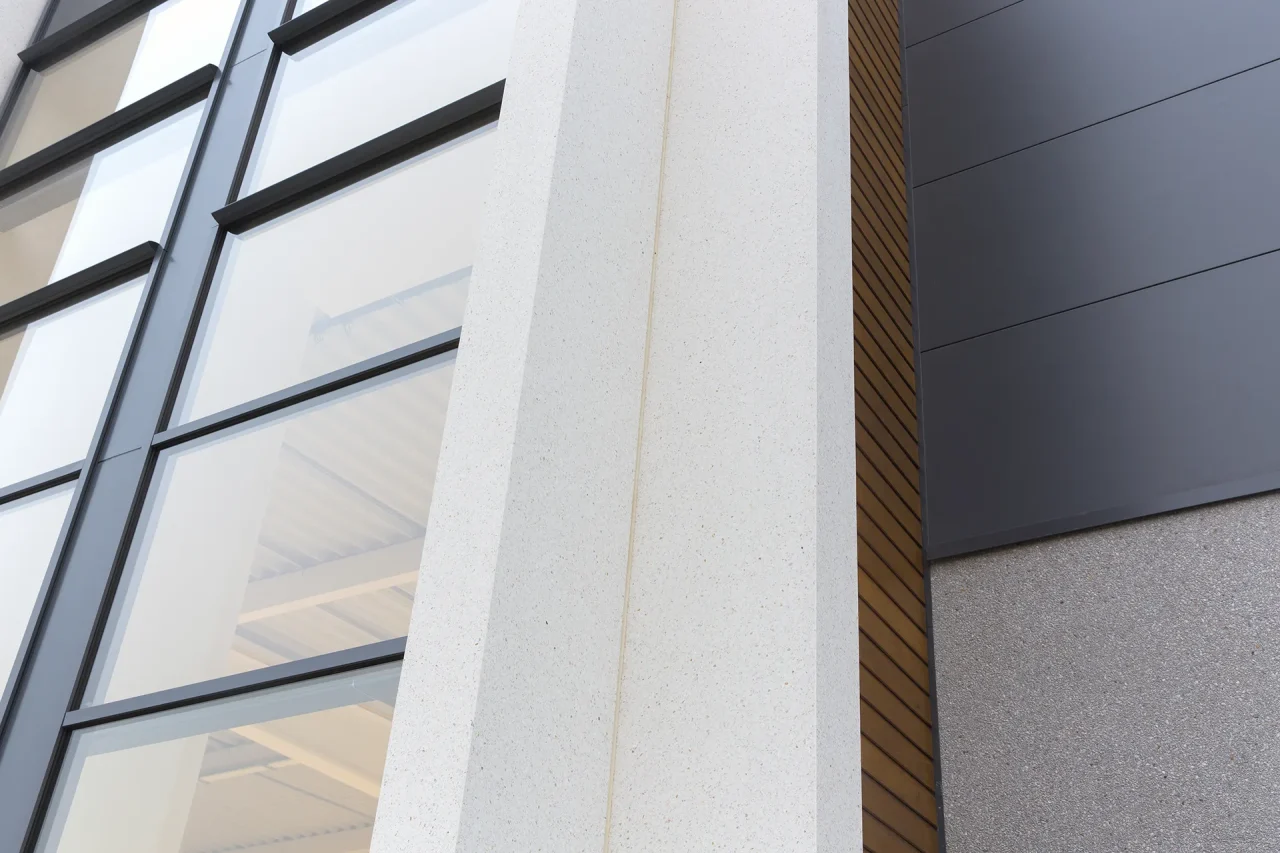 Détail façade bâtiment avec bardage métallique et vitrage vertical à Saint-Ouen-l’Aumône