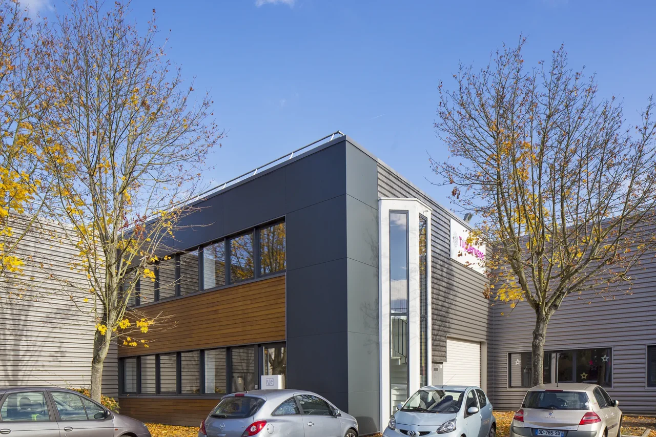 Façade bois et métal d’un bâtiment d’activités rénové à Sainte-Geneviève-des-Bois