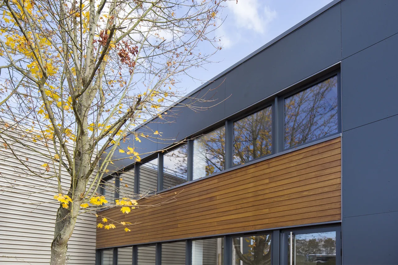 Détail façade bois et fenêtres aluminium bâtiment d’activités Sainte-Geneviève-des-Bois