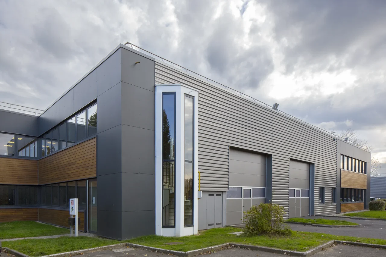 Bâtiment d’activités avec portes sectionnelles et façade bois métal à Sainte-Geneviève-des-Bois