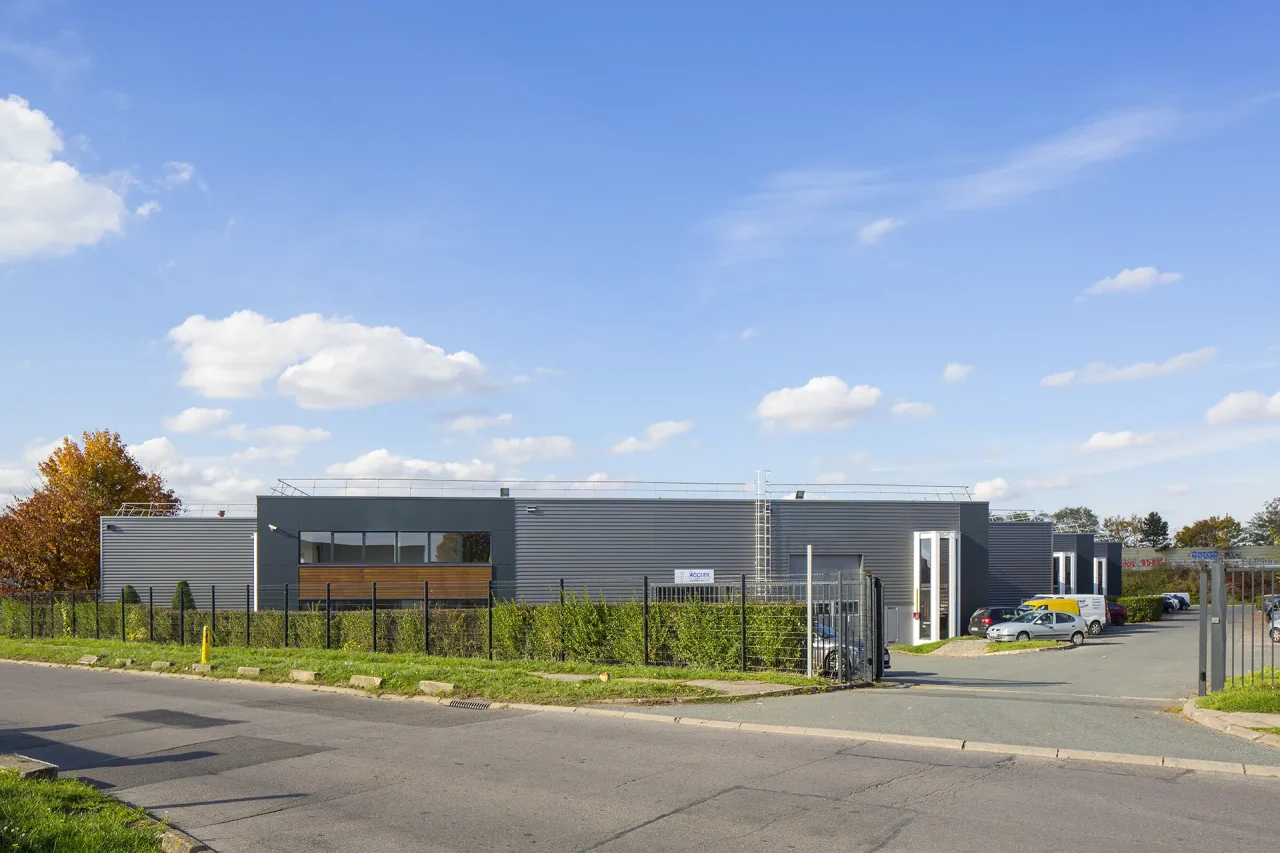 Entrée du parc d’activités Vectura Park Sainte-Geneviève-des-Bois avec bâtiment en arrière-plan