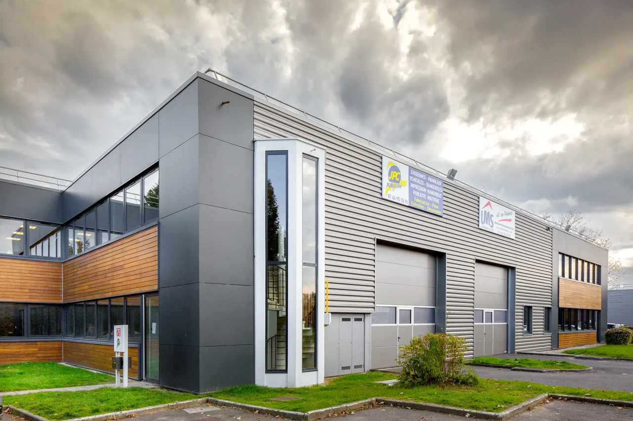 Bâtiment d’activités restructuré avec bardage métallique et façade bois au Vectura Park Sainte-Geneviève-des-Bois