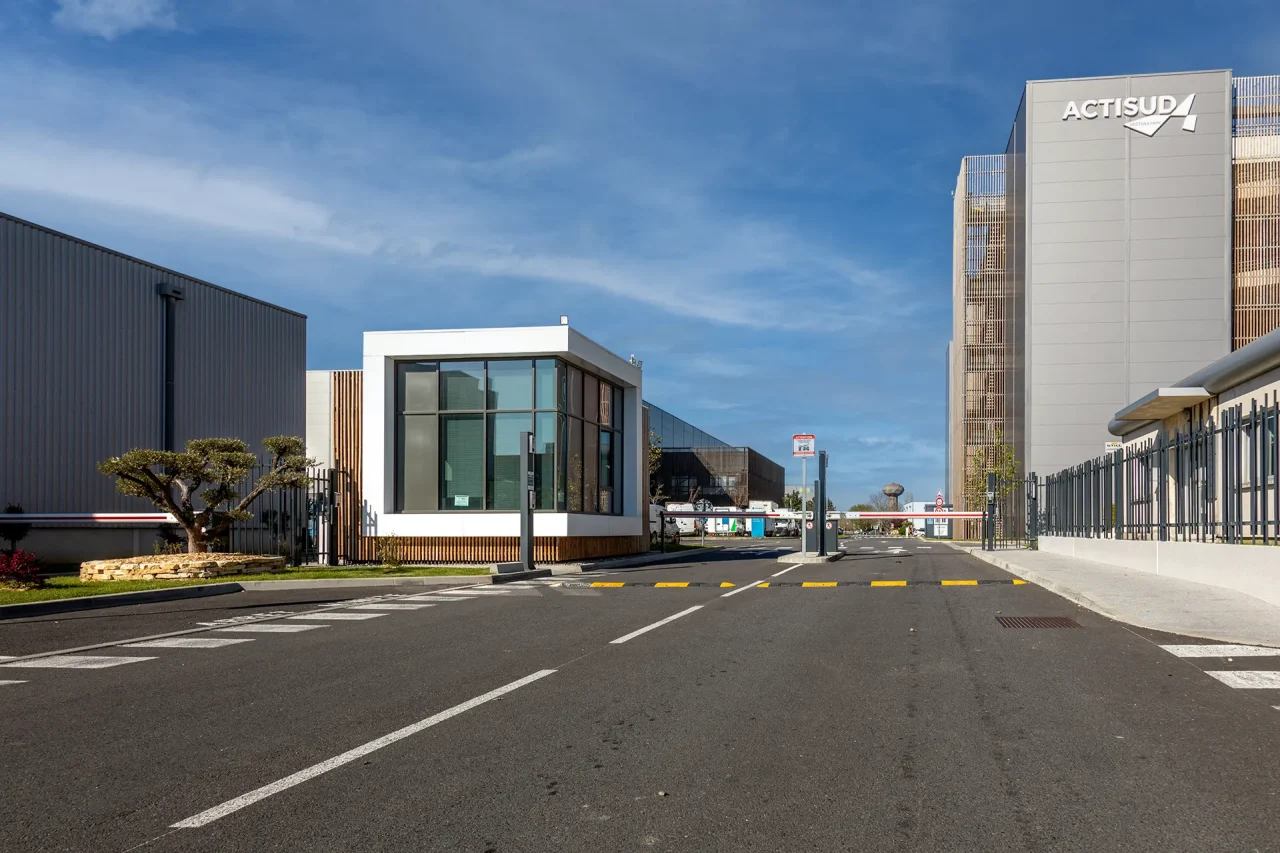 Entrée du parc d’activités Actisud à Toulouse avec poste de garde et contrôle d’accès