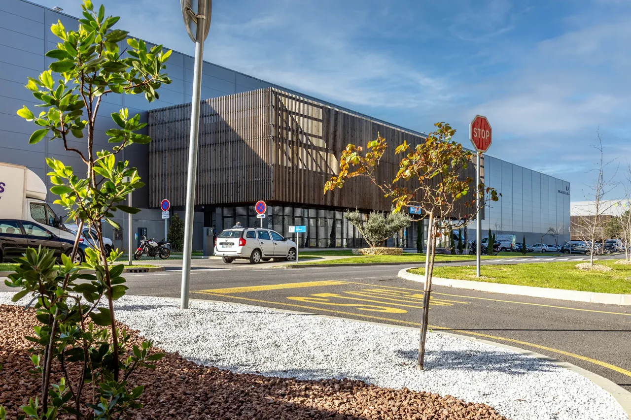 Aménagement paysager et bâtiment d’activités ACTISUD à Toulouse avec voirie interne et signalisation