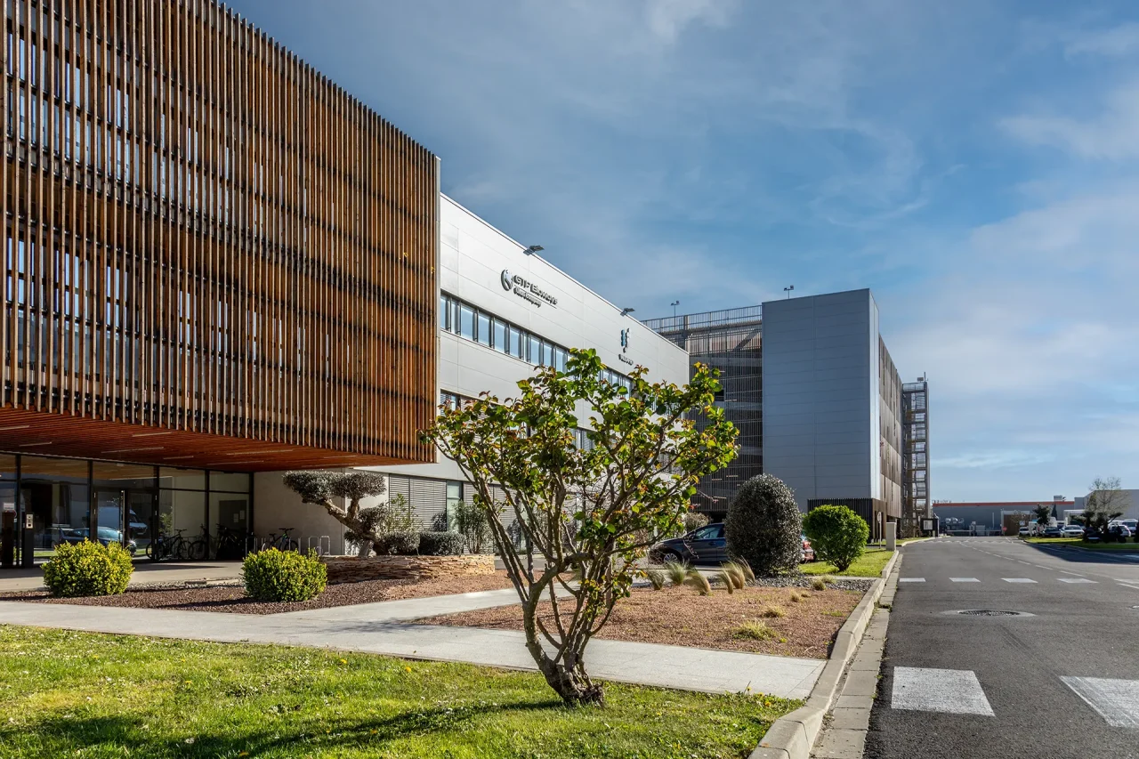 Façades de bâtiments ACTISUD à Toulouse avec voirie interne et aménagements paysagers