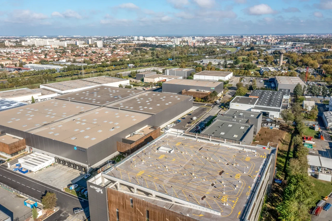 Vue aérienne du parc d’activités ACTISUD à Toulouse avec bâtiments logistiques, voiries internes et environnement urbain