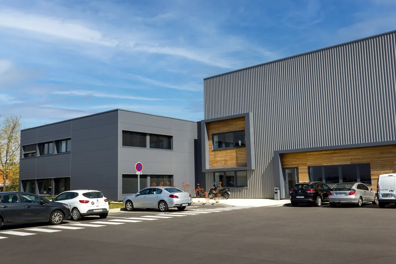 Bâtiment d’activités avec bureaux et stationnement au sein du parc ACTISUD à Toulouse