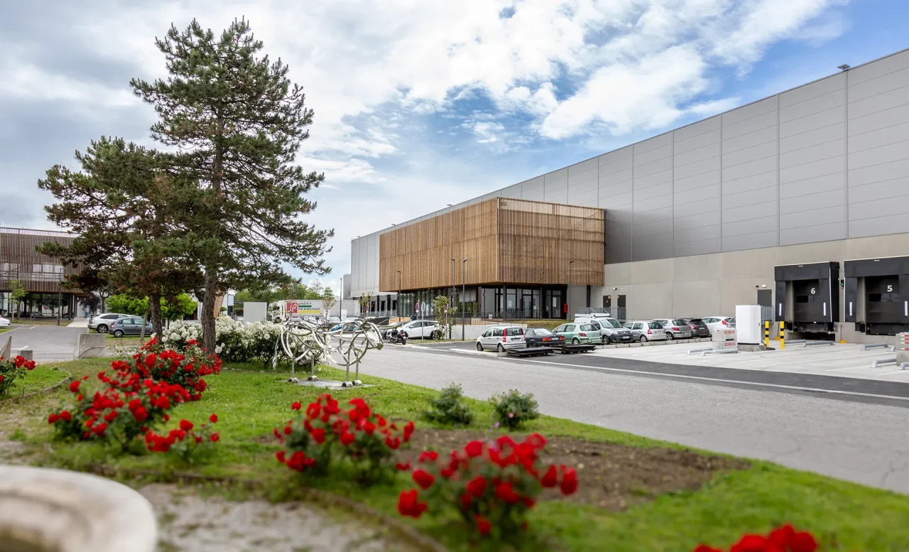 Bâtiment logistique avec quais de chargement et aménagements paysagers au sein du parc ACTISUD à Toulouse