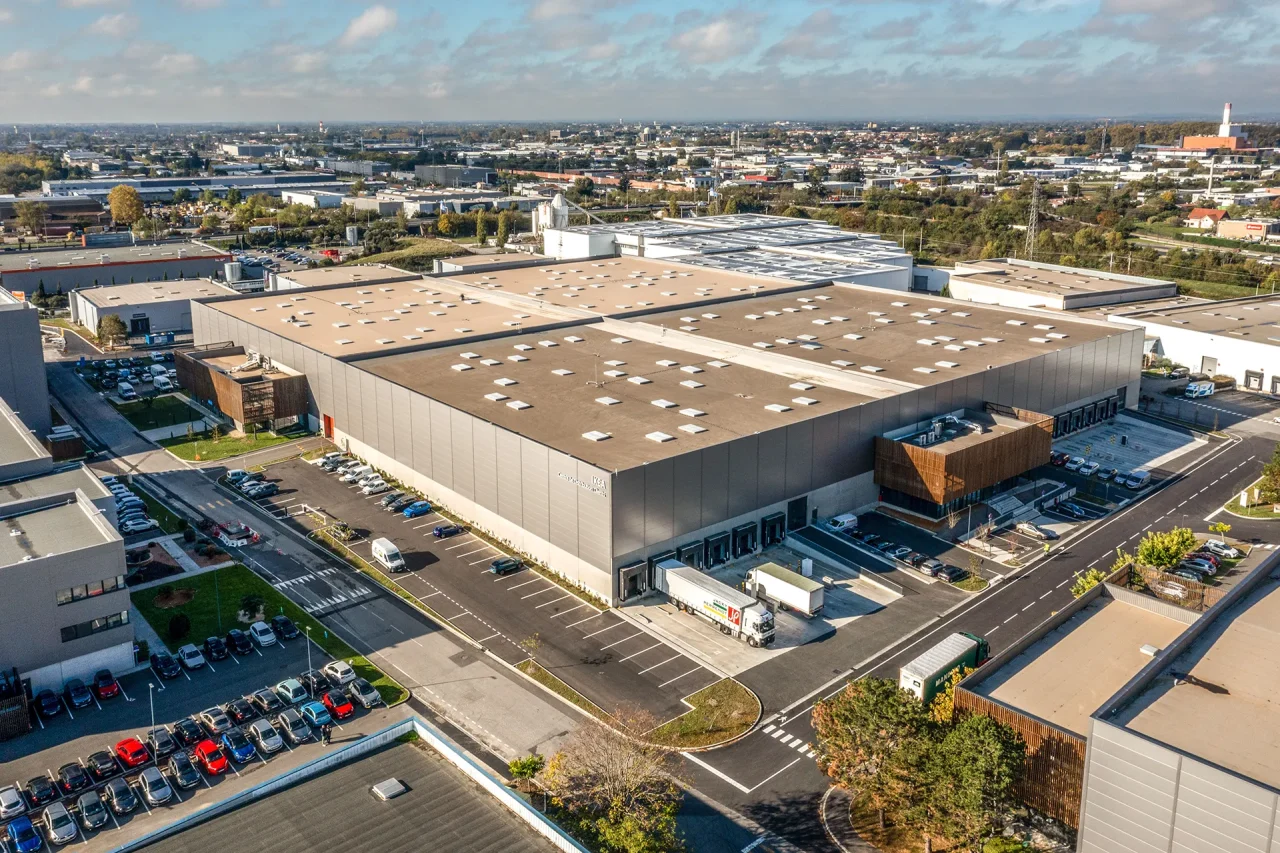 Vue aérienne d’un entrepôt logistique et de ses quais de chargement au sein du parc ACTISUD à Toulouse