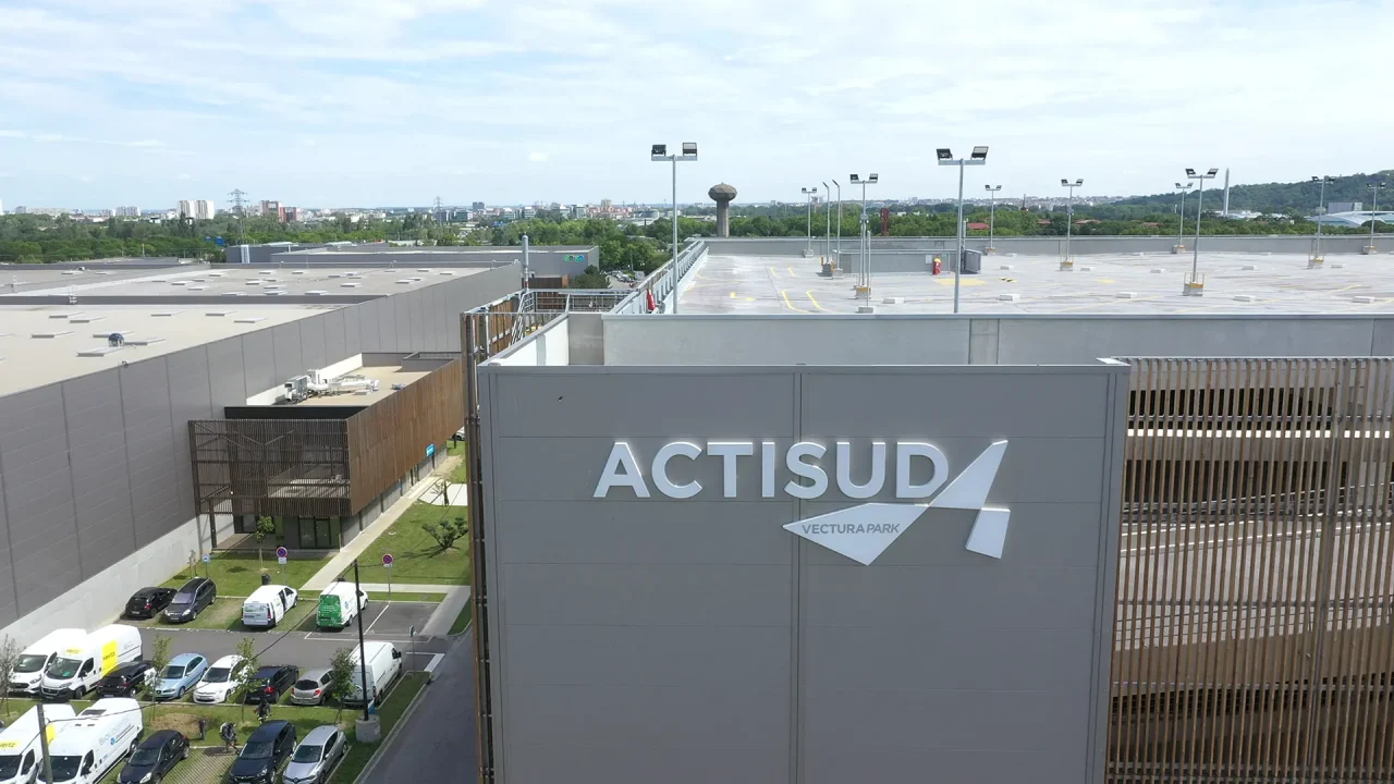Vue aérienne du parc d’activités Actisud à Toulouse avec ses bâtiments et ses accès
