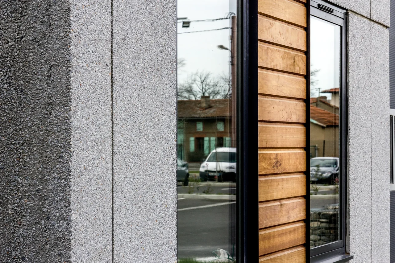 Détail de façade en béton et bardage bois sur bâtiment d’activités Vectura Park Toulouse Fondeyre