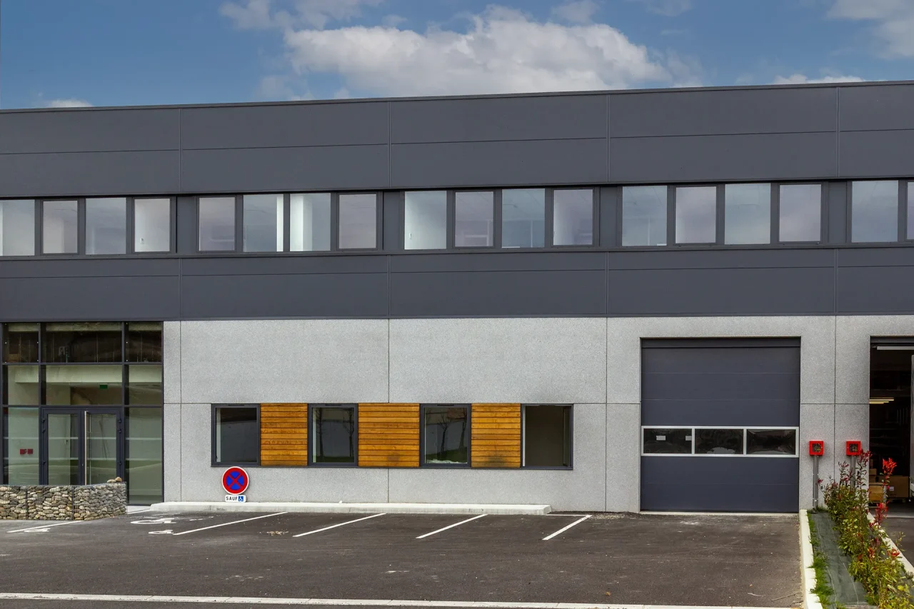 Façade de bâtiment d’activités avec porte sectionnelle et bureaux Vectura Park Toulouse Fondeyre
