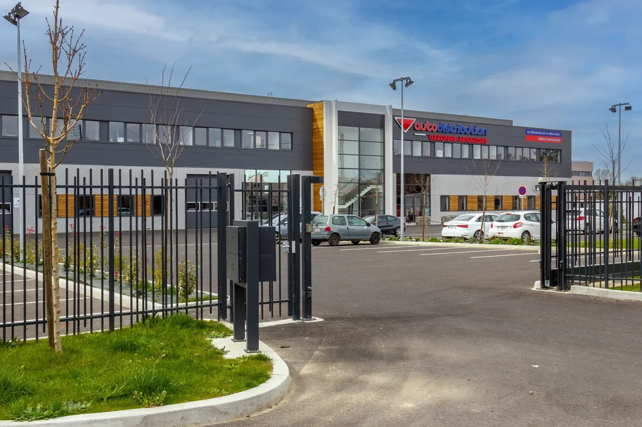 Entrée sécurisée du parc d’activités Vectura Park Toulouse Fondeyre avec portail et stationnements