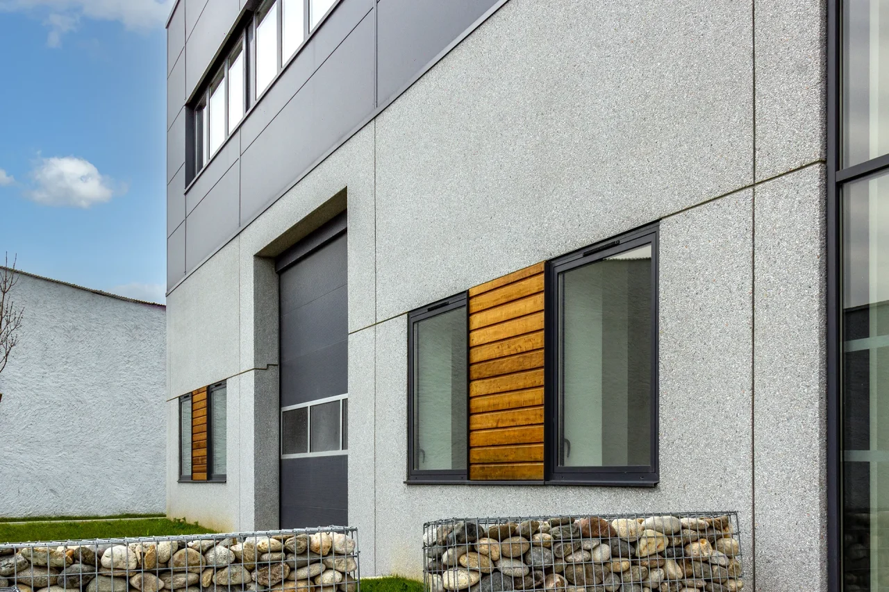 Façade avec porte sectionnelle et habillage bois sur bâtiment Vectura Park Toulouse Fondeyre