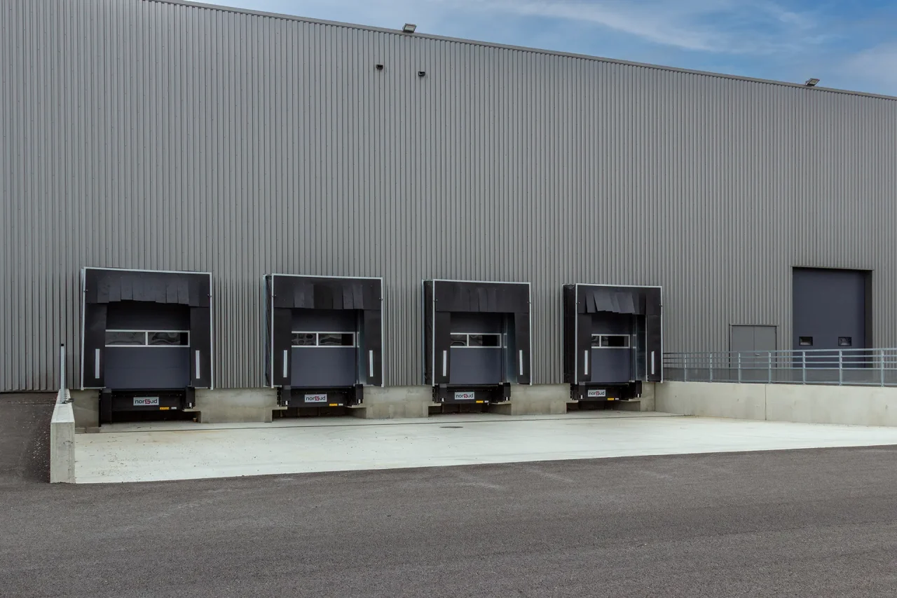 Quais de chargement poids lourds sur bâtiment logistique Vectura Park Toulouse Fondeyre