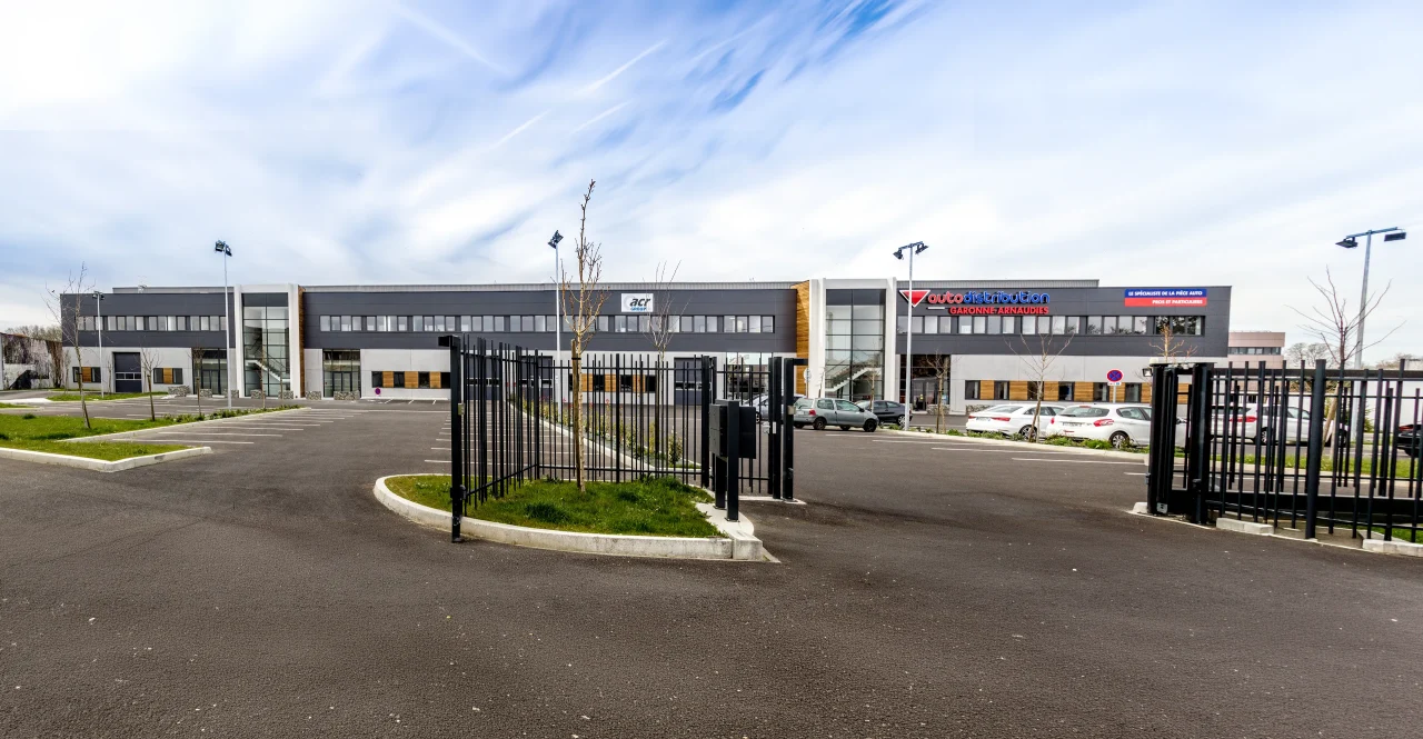 Entrée du parc d’activités Vectura Park Toulouse Fondeyre avec immeubles et parkings
