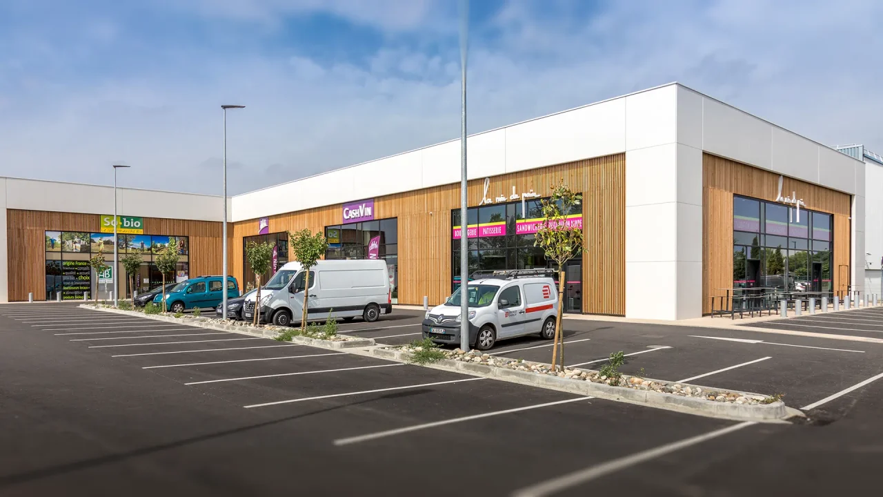 commerces de proximite toulouse oncopole facade bois vitrines parking clients vectura park