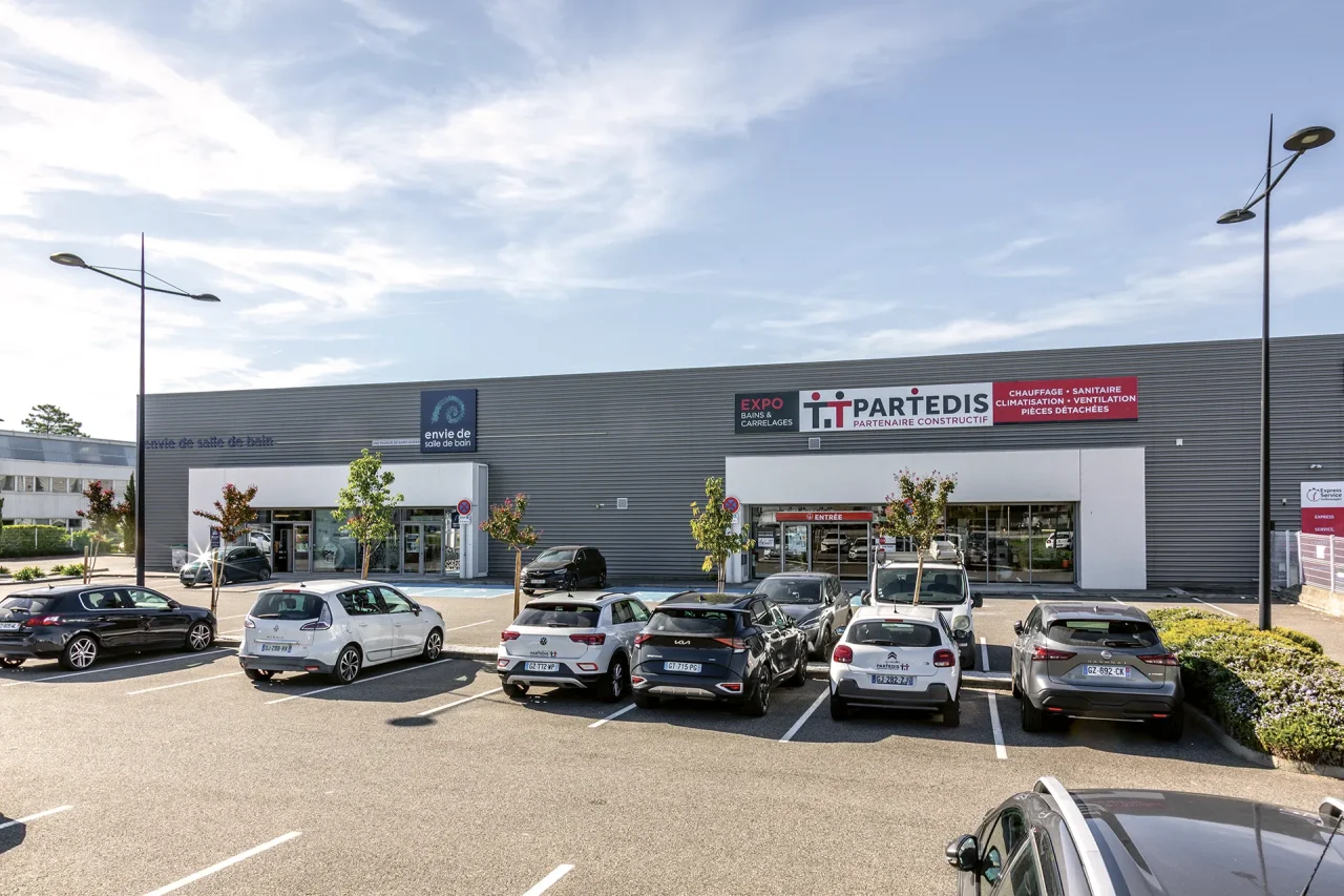 Parking clients devant cellules commerciales Partedis et Envie de Salle de Bain à Toulouse
