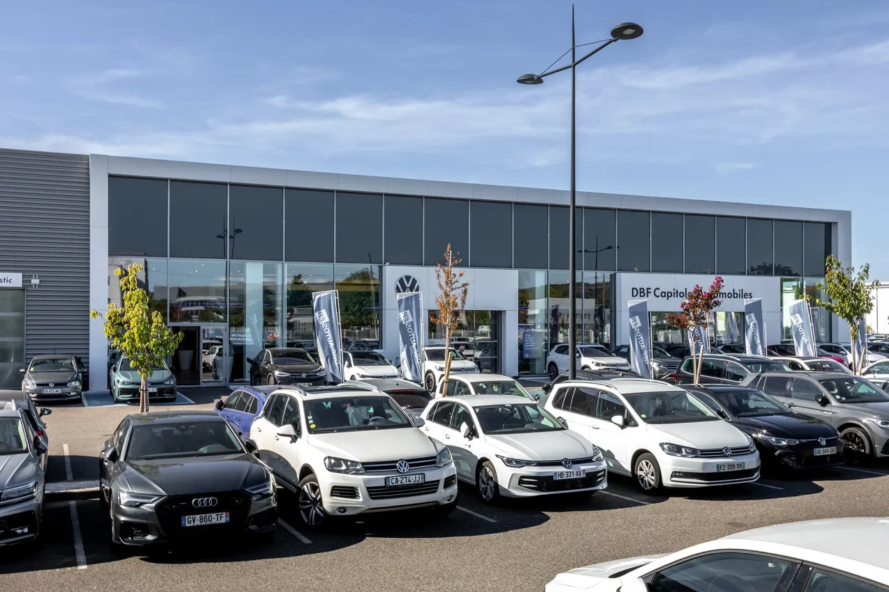 Showroom automobile Volkswagen avec véhicules exposés dans parc d’activités à Toulouse route d’Espagne