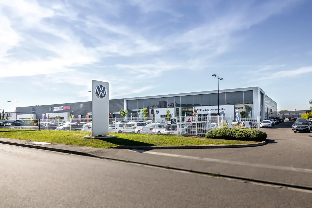 Concession automobile Volkswagen avec visibilité depuis voirie dans parc d’activités à Toulouse route d’Espagne
